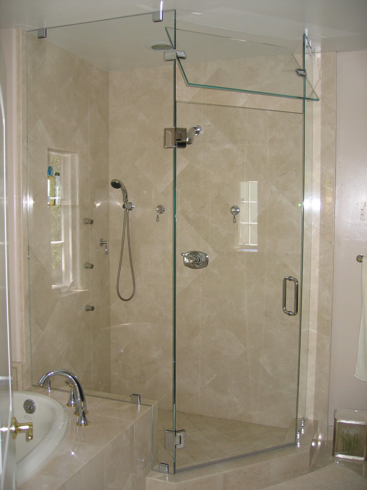 Phòng tắm kính mở quay: Phòng tắm kính mở quay giúp bạn tận hưởng không gian phòng tắm toàn diện và thoải mái hơn. Thiết kế đẹp, chất liệu cao cấp cùng với tính năng tiện lợi sẽ đáp ứng tốt nhất nhu cầu của bạn và gia đình.