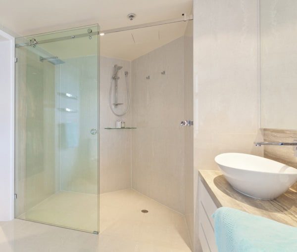 Phòng tắm kính lùa treo là một giải pháp tuyệt vời cho những không gian nhỏ hẹp, giúp tạo cảm giác thoải mái và rộng rãi hơn. Bạn sẽ không thể ngừng nhìn các hình ảnh về phòng tắm kính lùa này.